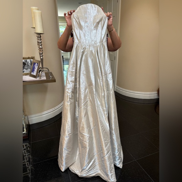 Oscar de la Renta Gown - Picture 3 of 10